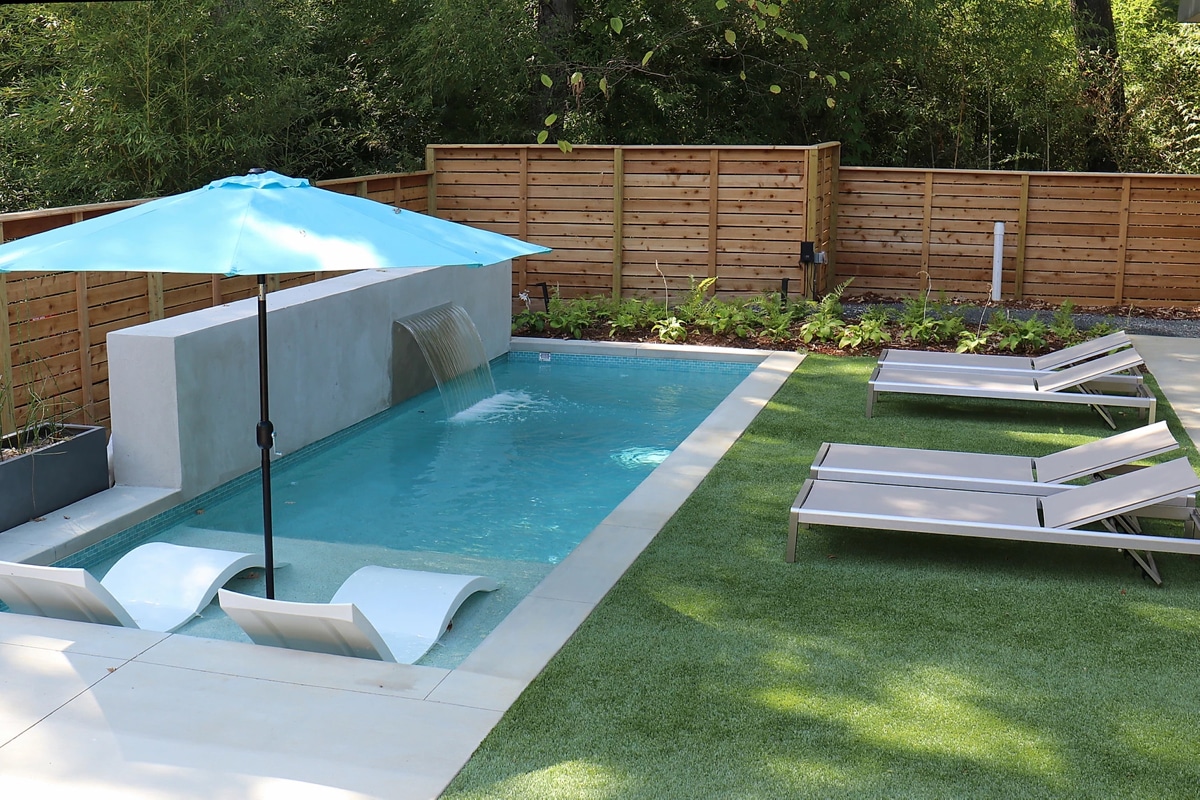 Small-scale private living space with pool and sun shelf