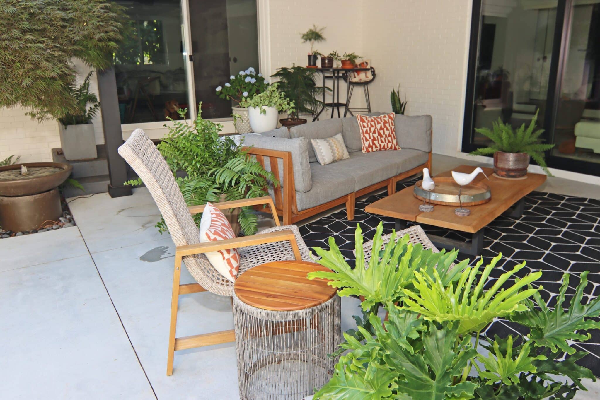 Midcentury modern backyard patio seating area with patio furniture